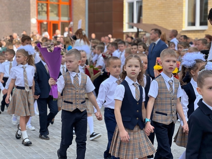 Глава Смоленска поздравил с Днем знаний учеников и преподавателей многопрофильного лицея