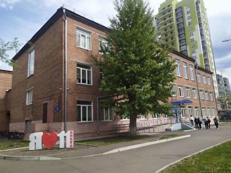Проезд к лицею заблокировали в Красноярске