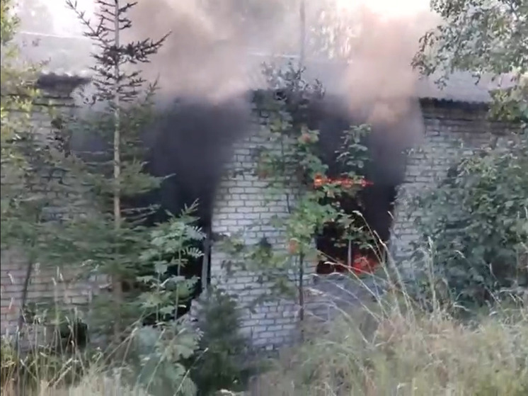 Серьезный пожар произошел в заброшенном здании под Петрозаводском