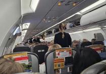 21-летняя Эми-Ли Шеррард, которая работает стюардессой в авиакомпании Ryanair, раскрыла, какие самые "жуткие" заявления и вопросы, ей приходилось слышать от пассажиров