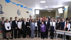 Владимир Путин в центре столицы Тувы поприветствовал собравшихся людей 