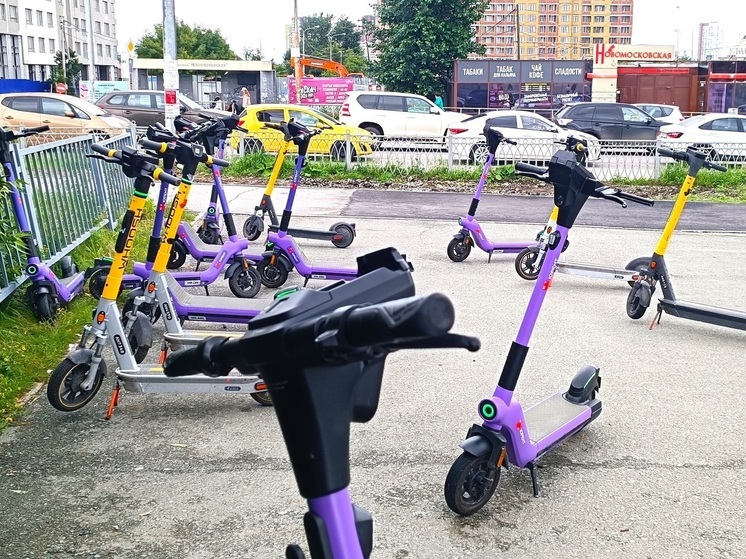 В Екатеринбурге автомобиль сбил самокатчика, ехавшего на красный