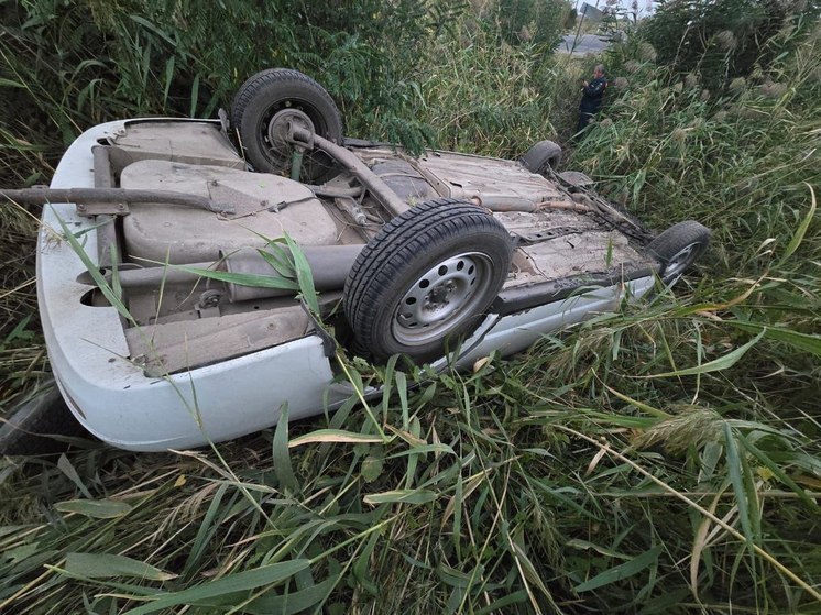 Два человека пострадали в опрокинувшемся на Ставрополье автомобиле