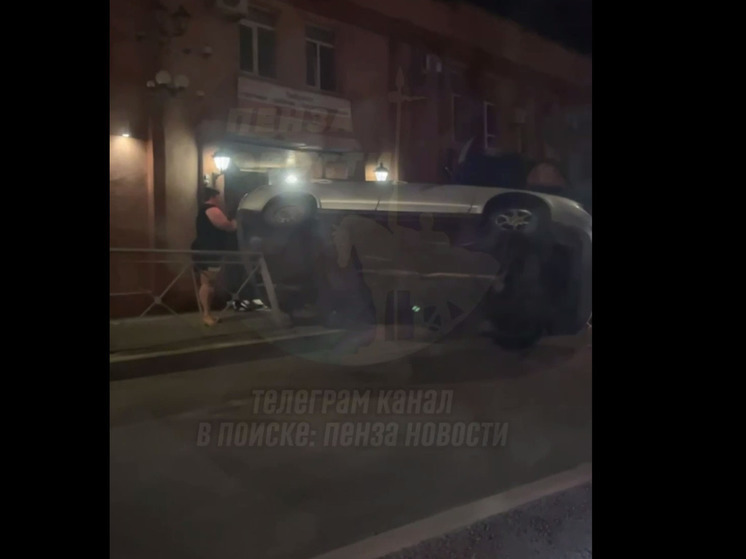 Ночью в Пензе легковушка перевернулась на бок и застряла в заборе