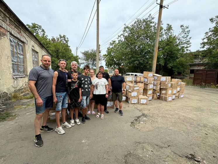 Школьники из Волновахского района получили рюкзаки от активистов Нового Уренгоя