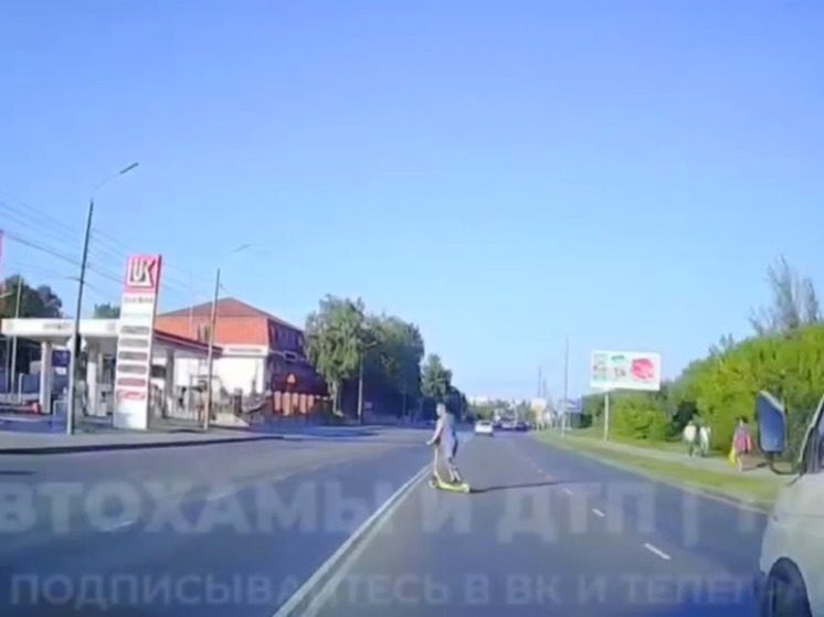 В Туле самокатчик едва не оказался под колесами авто