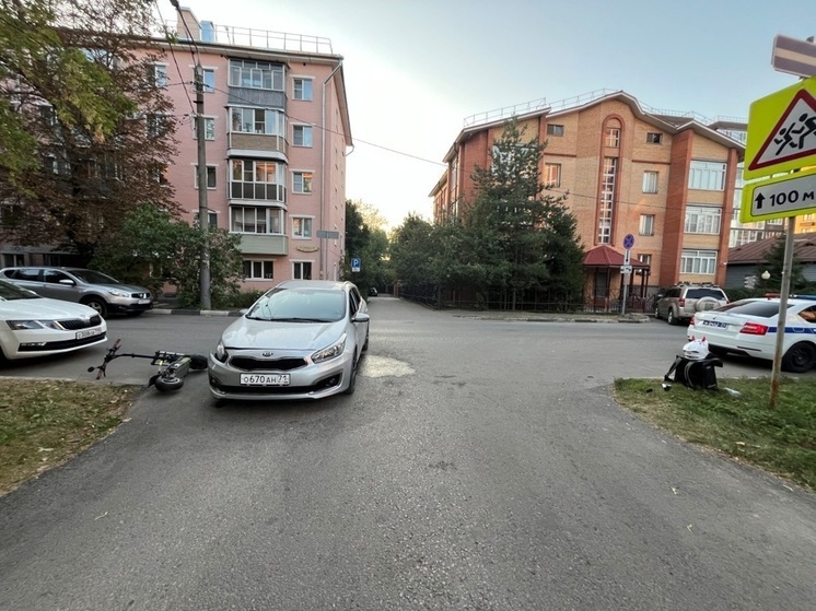 В Туле на улице Свободы иномарка сбила электросамокат