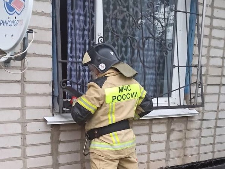 В Алтайском крае сотрудники МЧС спасли пенсионерку с параличом, запертую в квартире