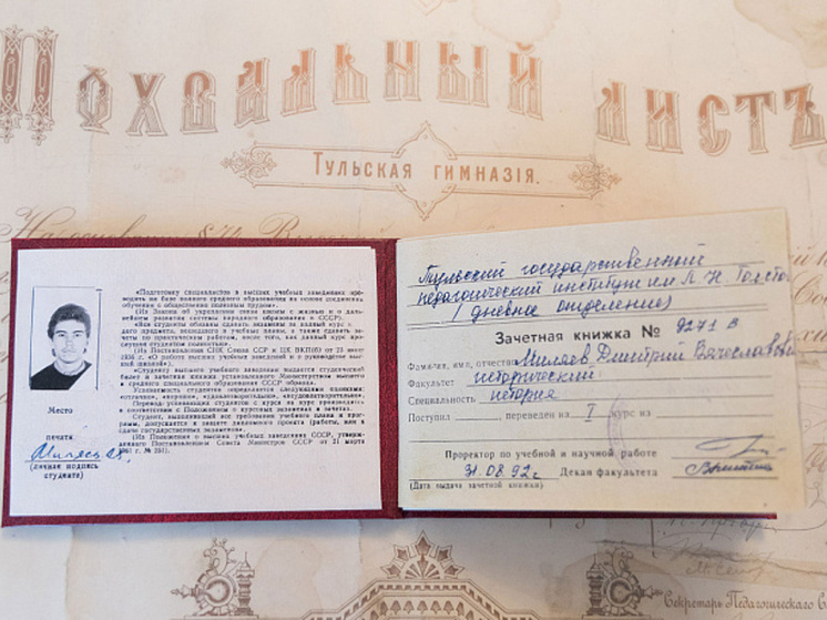 Дмитрий Миляев показал тульским студентам свою зачетную книжку