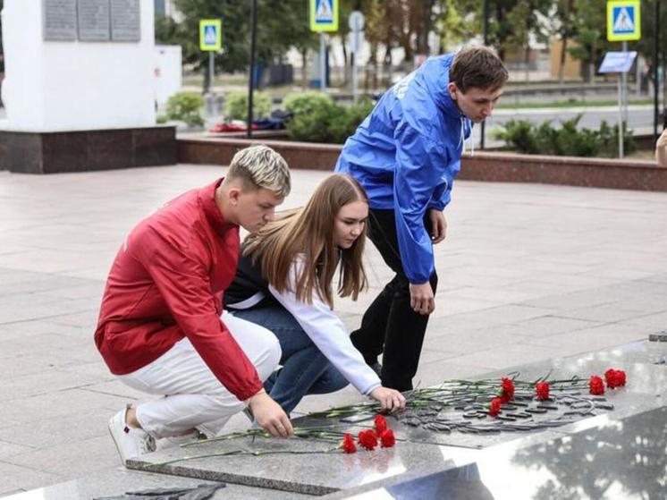 Белгородские волонтёры возложили цветы к мемориалу на Соборной площади