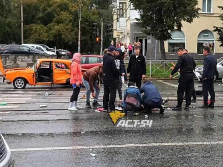 Водитель «Москвича» потерял память после столкновения с Range Rover в Новосибирске