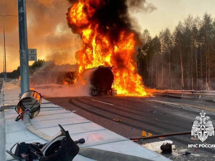 В страшной аварии под Тверью погиб водитель бензовоза