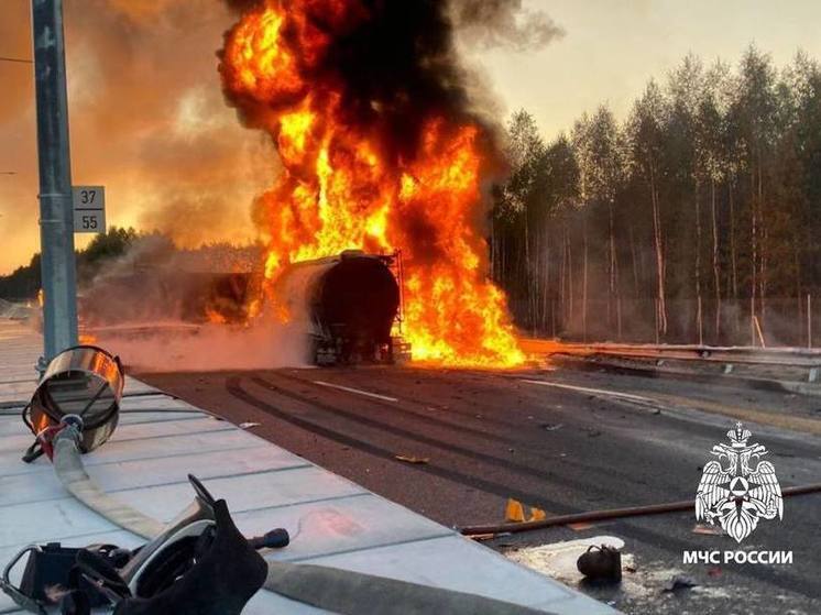 Охваченный пламенем из-за ДТП бензовоз заблокировал движение по трассе М-11