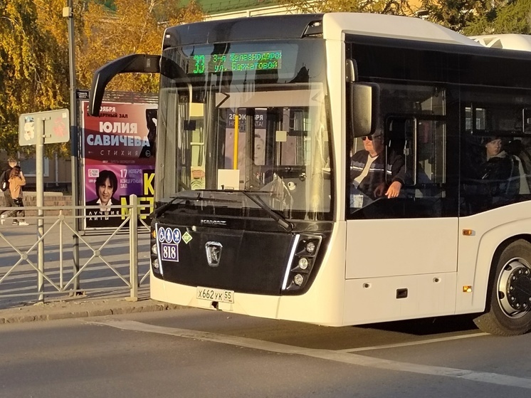 На семь омских маршрутов добавили более вместительные автобусы