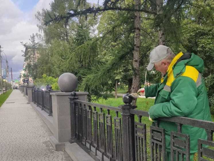 Вандалы снесли чугунный шар в Первомайском сквере Новосибирска