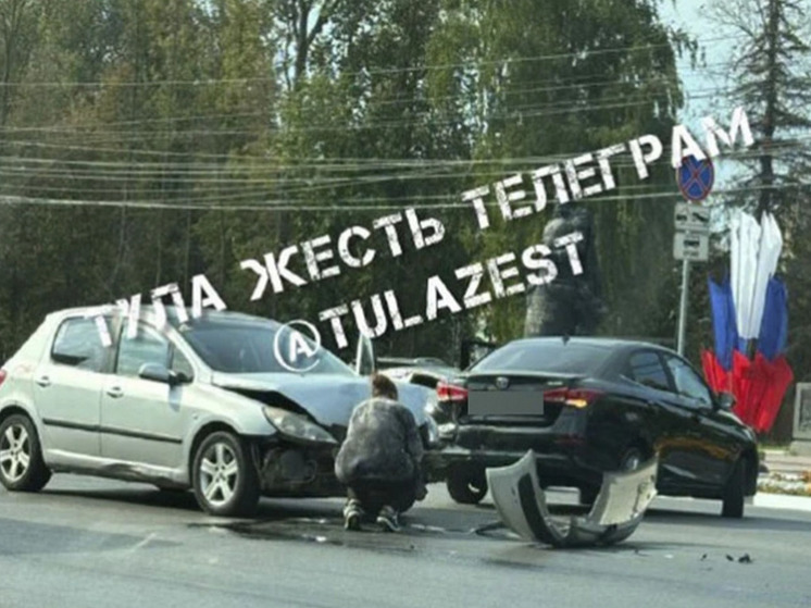 Две легковушки разбились у Комсомольского парка в Туле