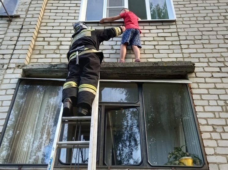 В Курской области спасли стоящего на козырьке балкона ребенка