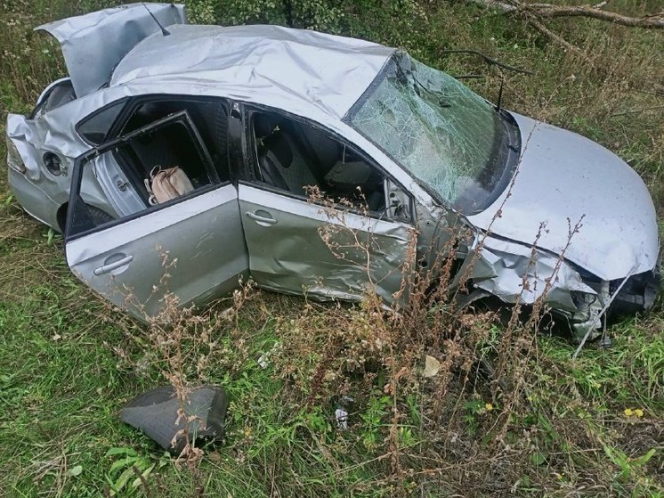 В перевернутой машине под Воронежем погибла женщина и трое человек пострадали