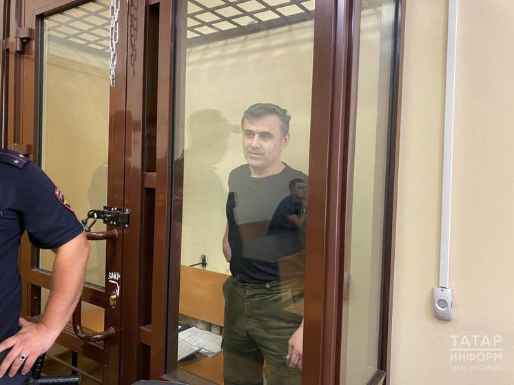 После нападения на полицейского в Казани доставили в суд блогера Алибекова