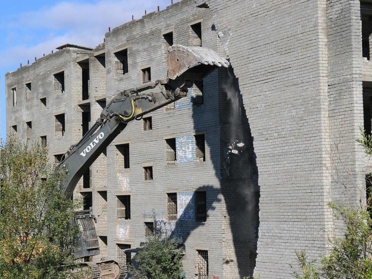 Недостроенный дом повышенной комфортности начали сносить в Заполярном