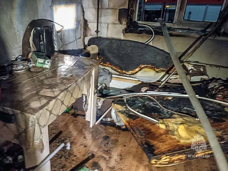 Сотрудники МЧС спасли курильщика и его мать из горящей квартиры в Кургане