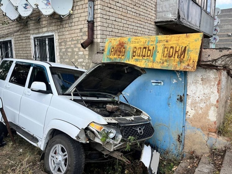 УАЗ врезался в жилой дом в Ртищево, водитель скончался