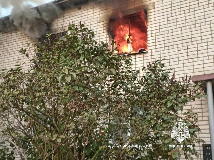 Пожарные спасли четырех человек из горящего дома в городе Бологое Тверской области