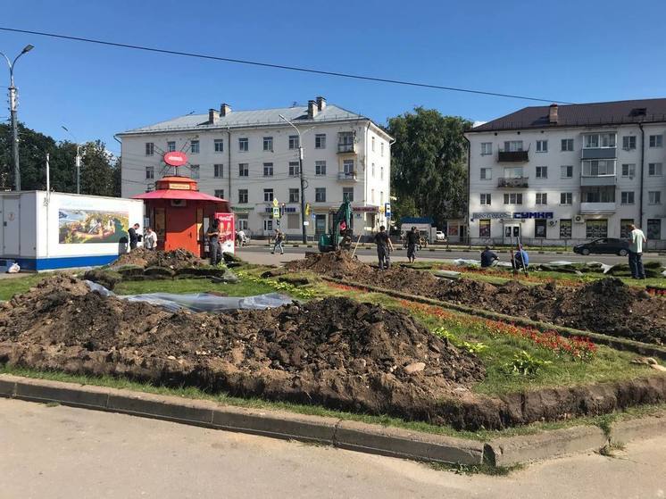 В Великом Новгороде начался демонтаж рекламных щитов