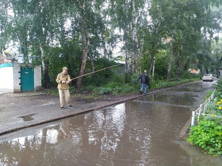 Томич удочкой измерил глубину луж в центре города