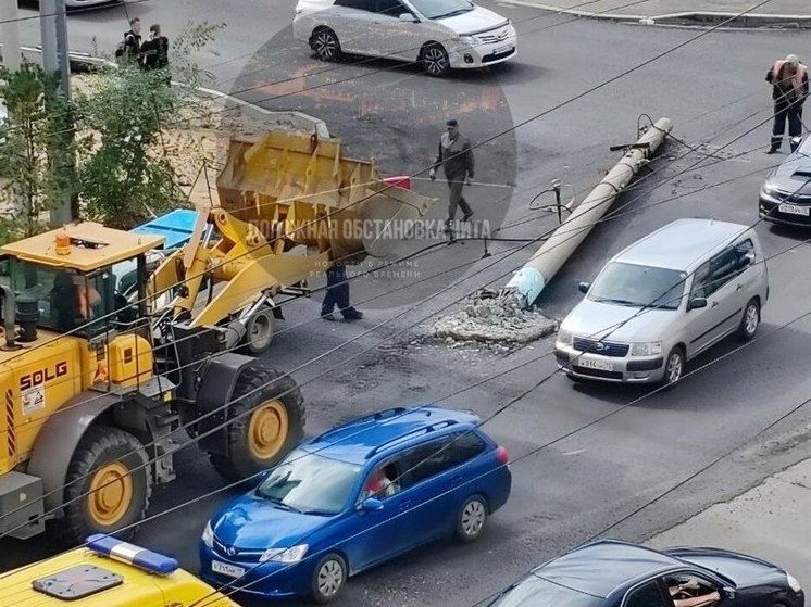 Стоявший на проезжей части столб на перекрестке в Чите