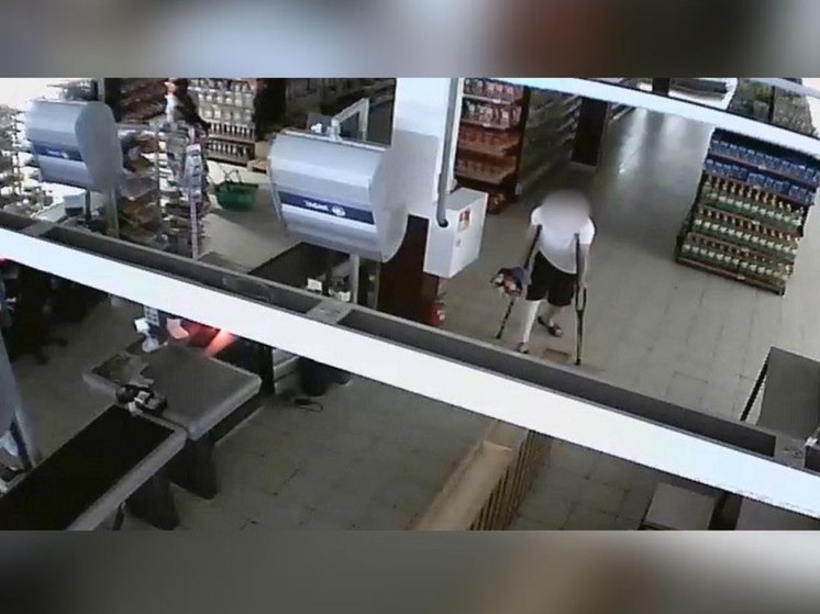 В Пензенской области подростки помогли вору с костылями вынести продукты из магазина