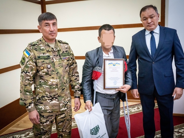 В правительстве Бурятии наградили раненого танкиста