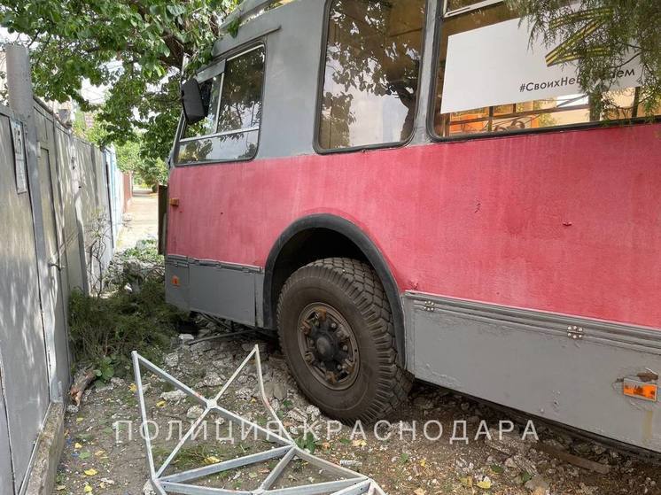 В Краснодаре автомобиль столкнулся с троллейбусом, пострадали 4 человека