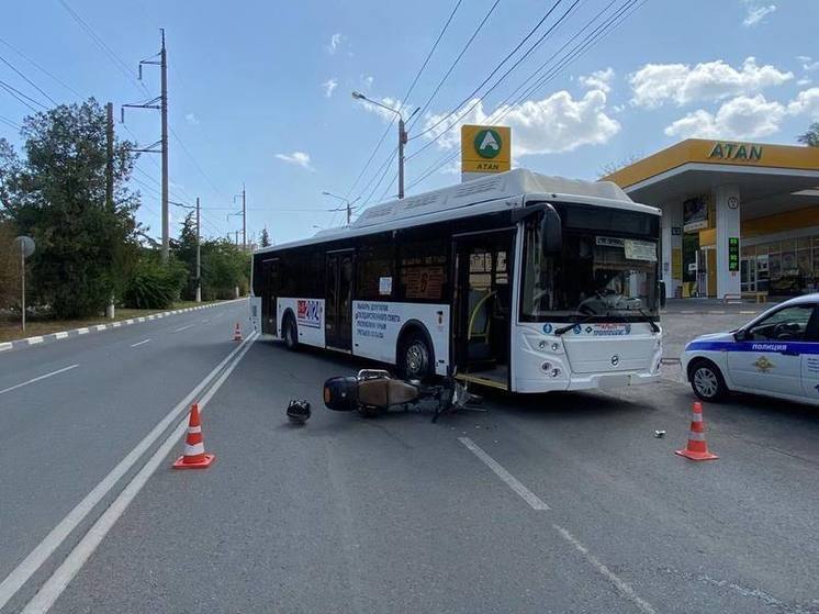 В Симферополе произошло ДТП с участием мопеда и маршрутного автобуса