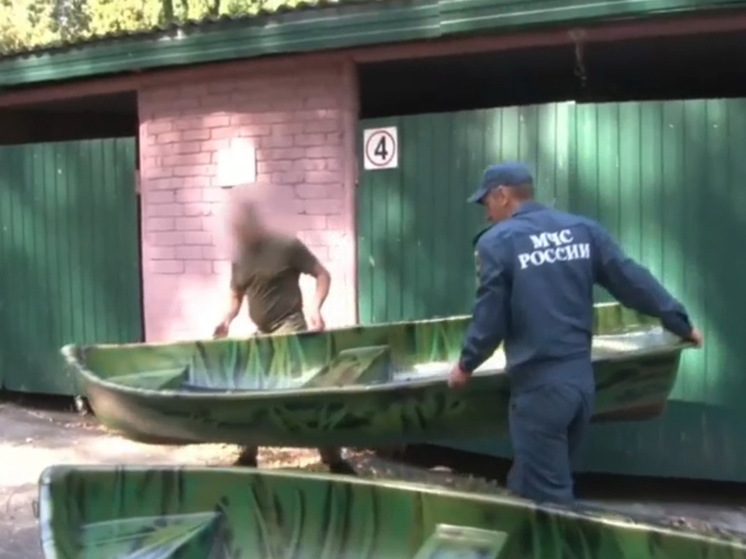 В Курской области сотрудники МЧС передали бойцам приграничья лодки для эвакуации людей