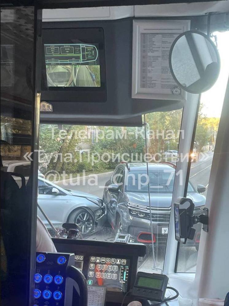 В Туле из-за ДТП на улице Оружейной встали трамваи