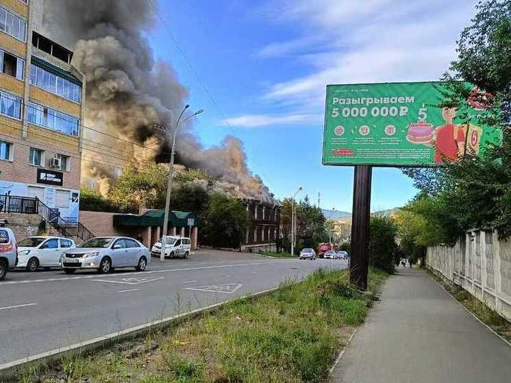 Крыша бывшего здания педколледжа горит в центре Читы