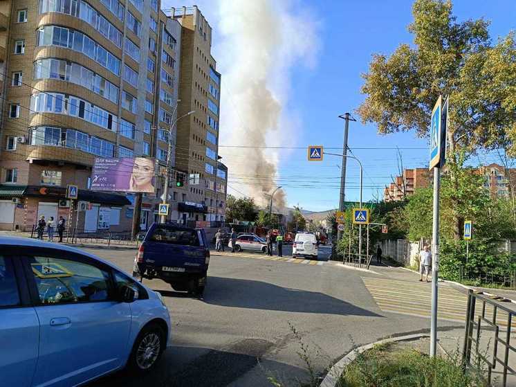 Улицу Богомягкова в Чите перекрыли из-за пожара