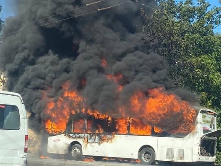 В Ростове на Площади 2-й Пятилетки сгорел пассажирский автобус