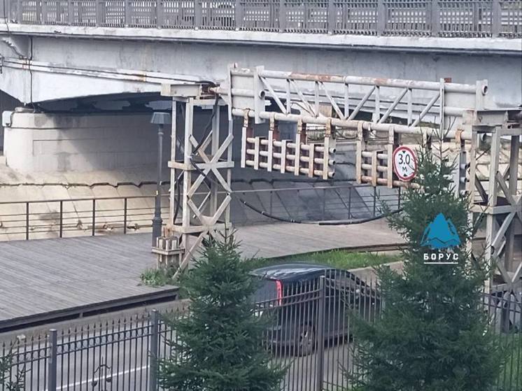 Электрокабель опасно провис на Коммунистической в Красноярске