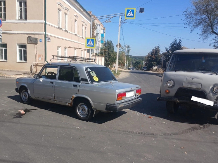 В Ливнах два авто столкнулись на нерегулируемом перекрестке