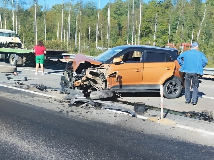 Кроссоверу разорвало мотор в массовой аварии на КАД
