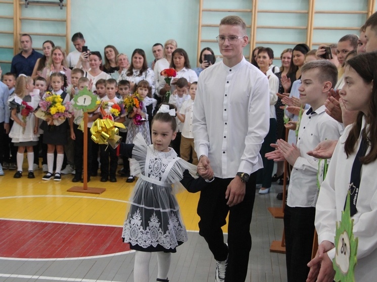 В Ярославскихи детей сфотографировали у новой школы, но не разрешили в ней учиться