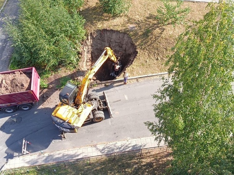 Огромную яму вырыли в поисках источника «родника» в Петрозаводске