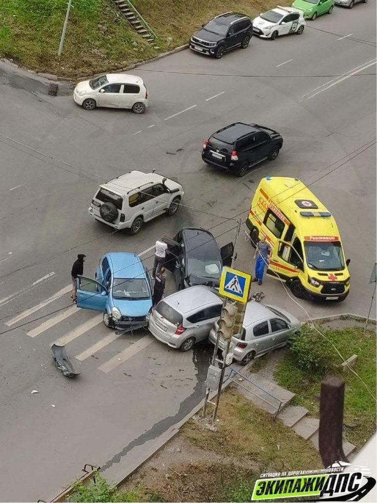 Четыре авто столкнулись, два человека пострадали во Владивостоке