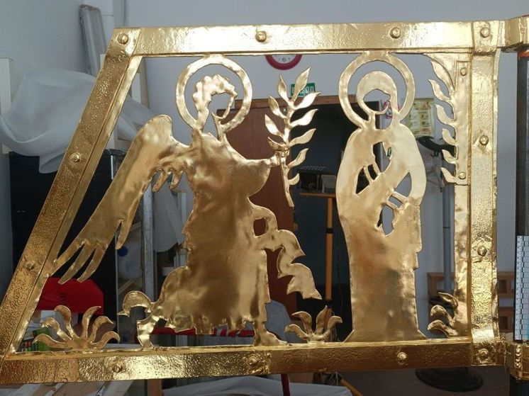 Отреставрированный кованый стяг вернули на Благовещенскую башню Псково-Печерского монастыря
