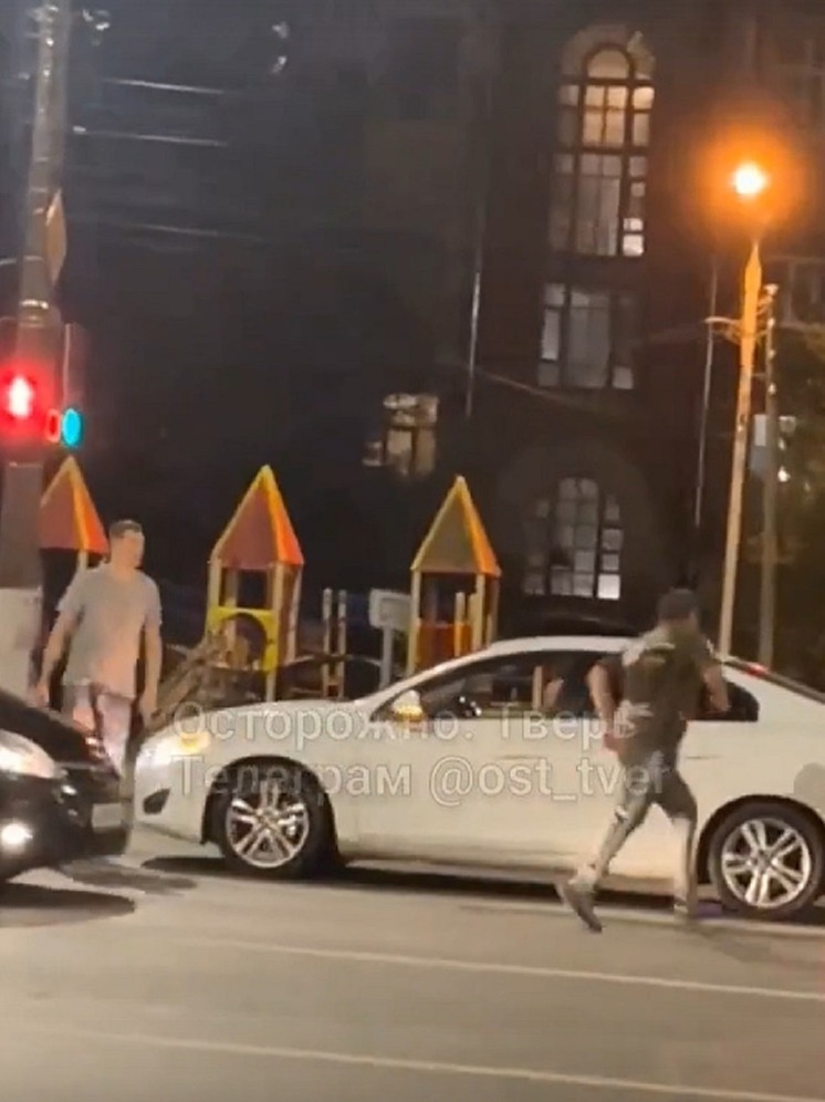 В Твери полицейские нашли мужчину, который с ножом бегал по дороге за человеком