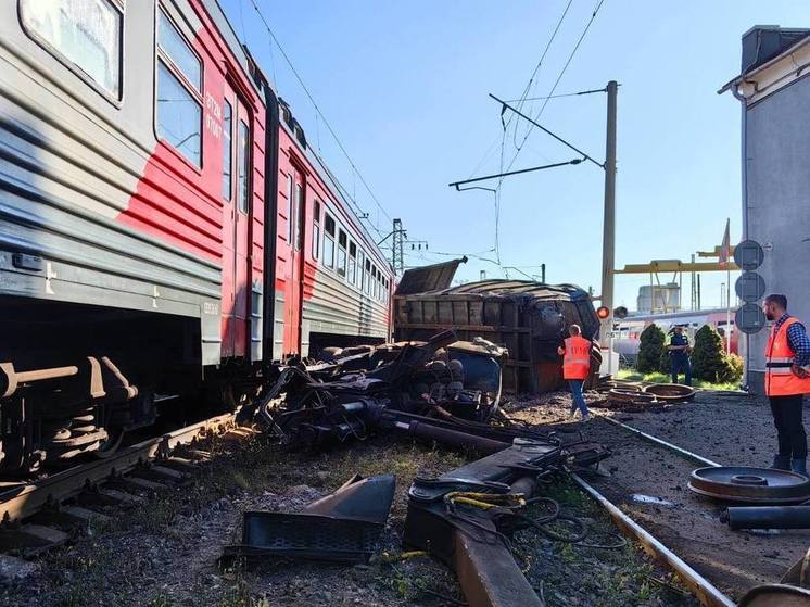 На станции Броневая восстановили движение поездов после ДТП