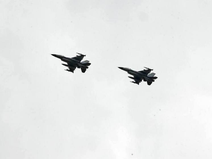 BI: условия для использования F-16 на Украине остаются рискованными