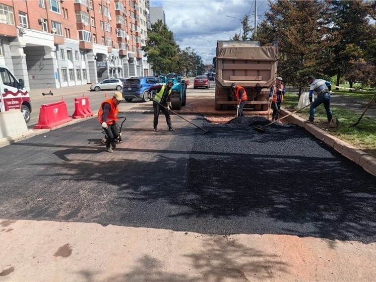 В Красноярске на Дубровинского начали асфальтировать дорогу в месте провала